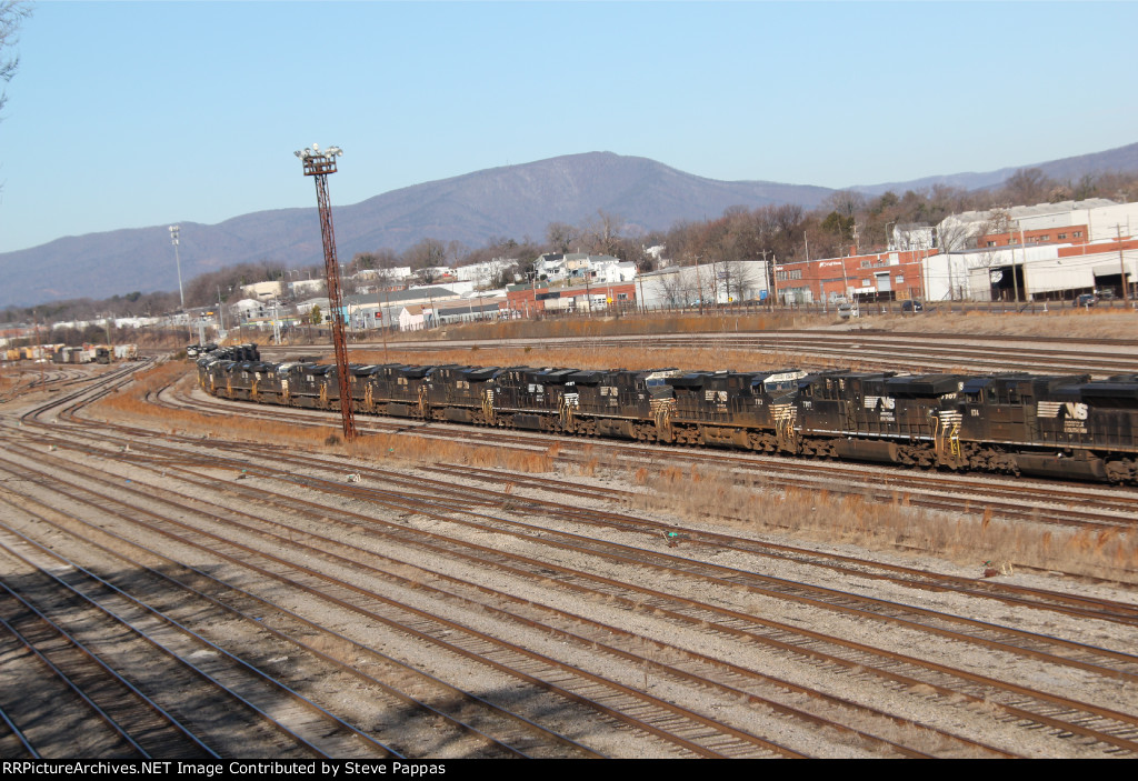 Seems to be stored units at Roanoke yard.